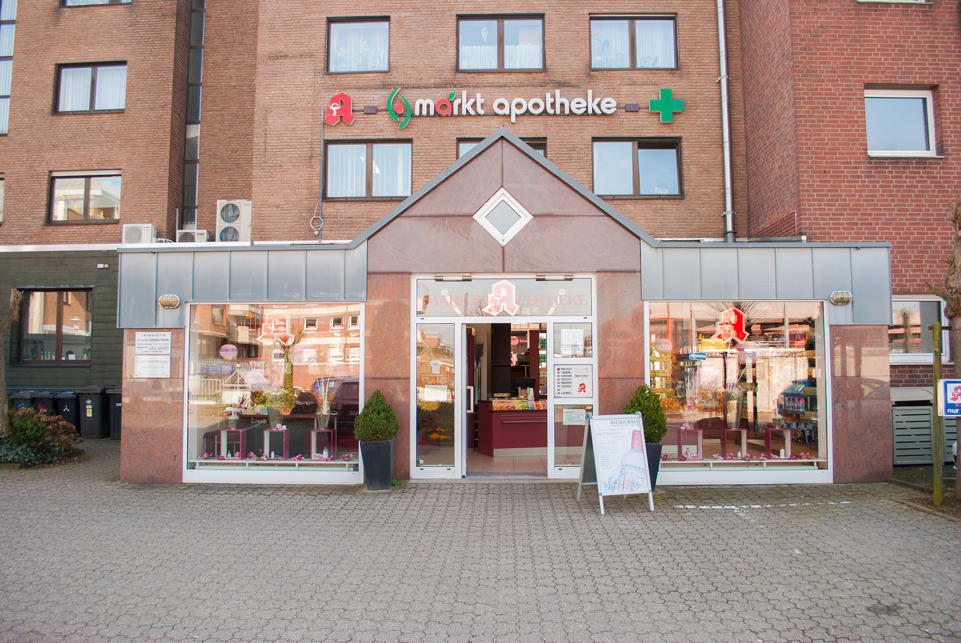 Markt-Apotheke Meckenheim: Eingang vom Parkplatz aus